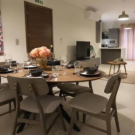 Spacious 3 Bedroom Near Bus Terminus Apartment