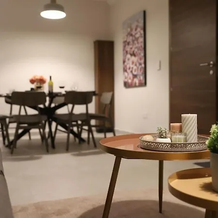 Spacious 3 Bedroom Near Bus Terminus דירה