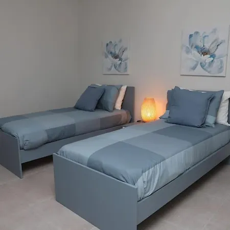 Spacious 3 Bedroom Near Bus Terminus Apartment