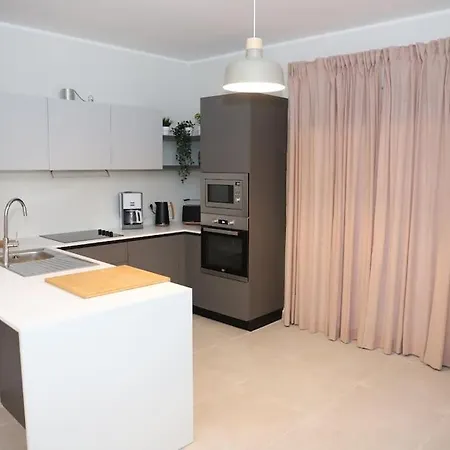 Apartment Spacious 3 Bedroom Near Bus Terminus