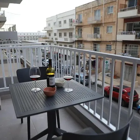 Apartment Spacious 3 Bedroom Near Bus Terminus