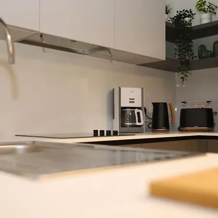 Spacious 3 Bedroom Near Bus Terminus Апартаменты *